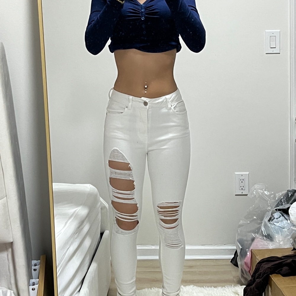White distressed high rise skinny jeans by Refuge